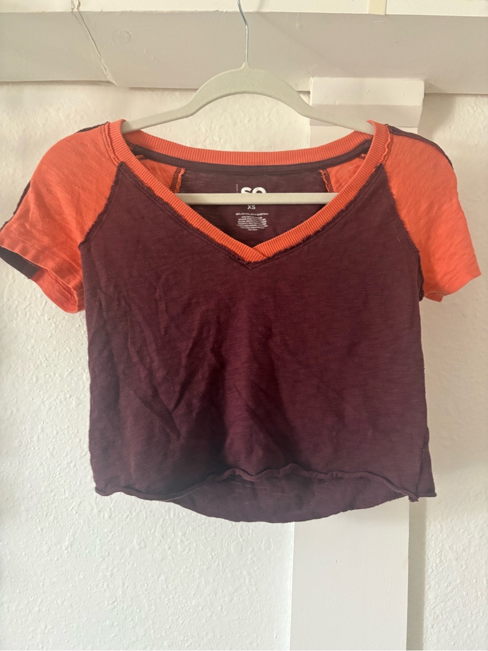 SO Two-Tone V-Neck Crop Top in Burgundy and Orange
